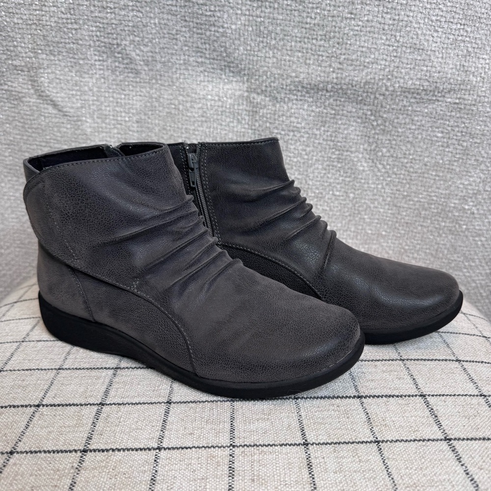 Clarks Cloudsteppers Sillian Sway Comfort Ankle Boots dark gray size 8 shoes